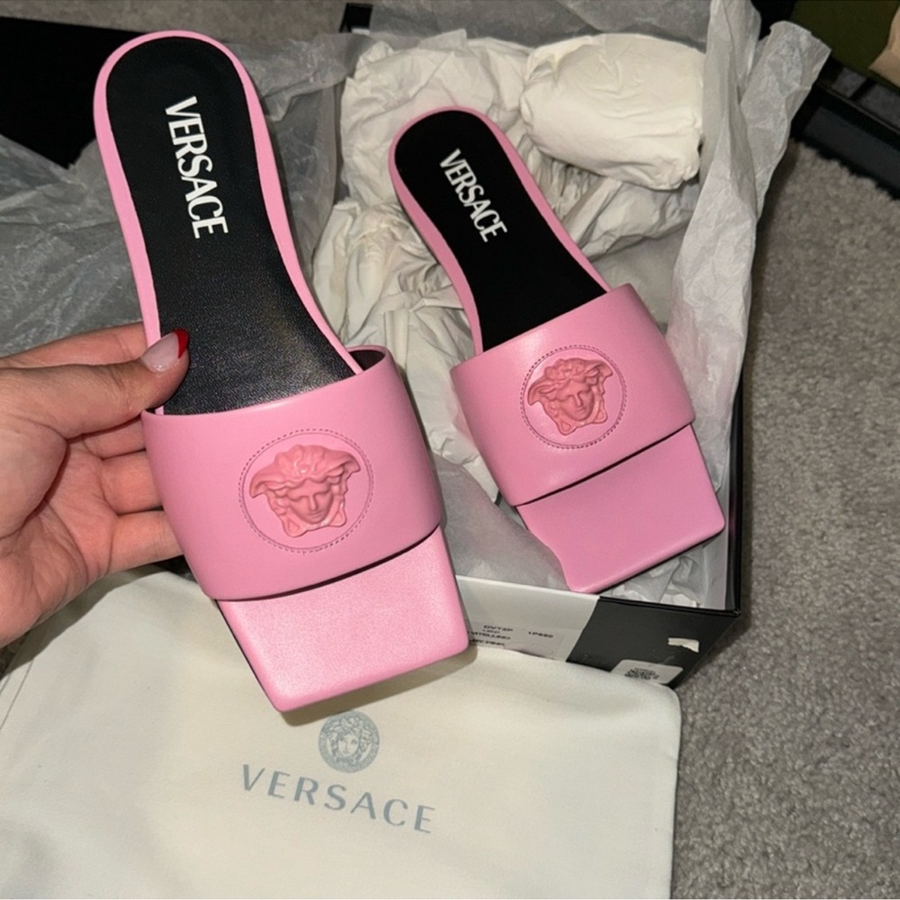 New Versace La Medusa light pink Sandal!